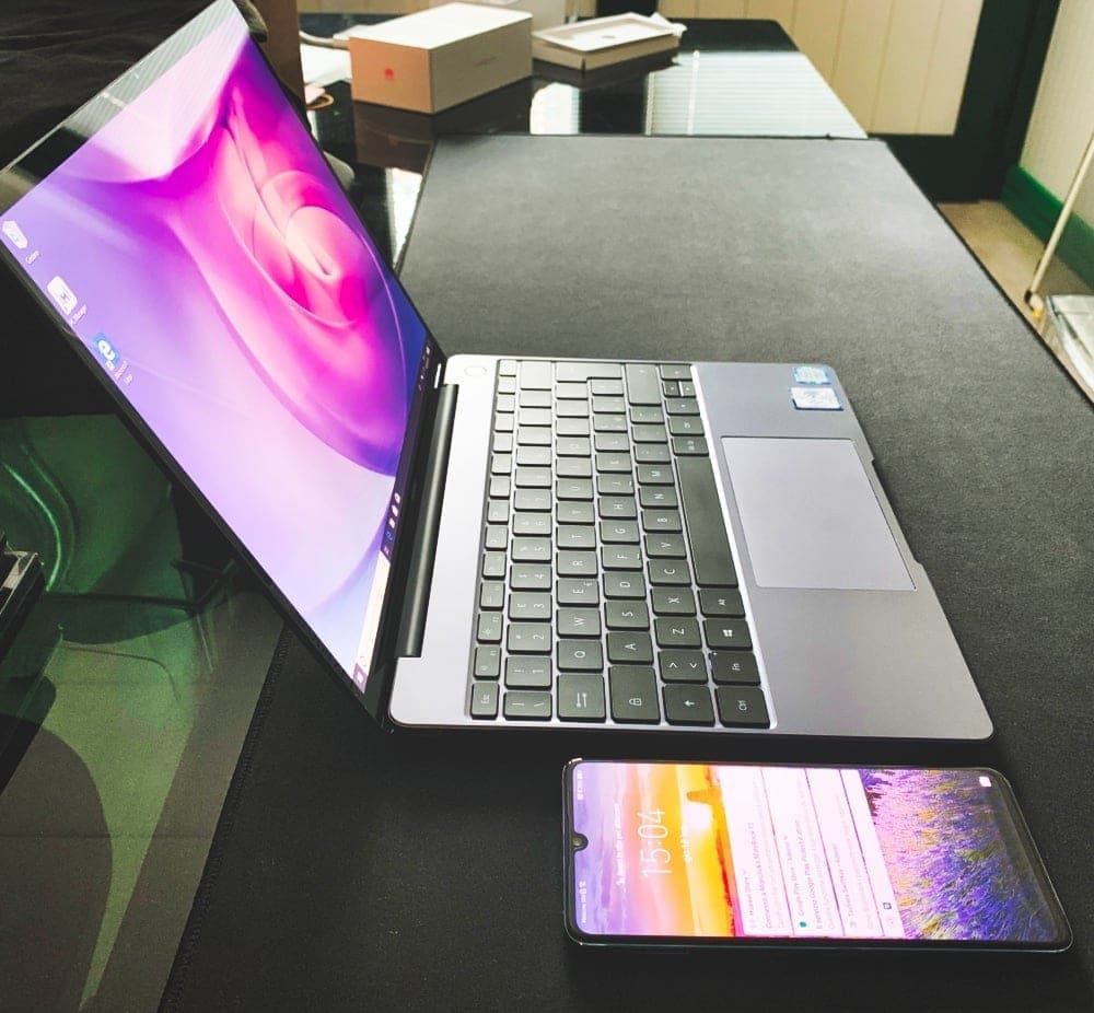 Huawei MateBook 13 con smartphone Huawei P30